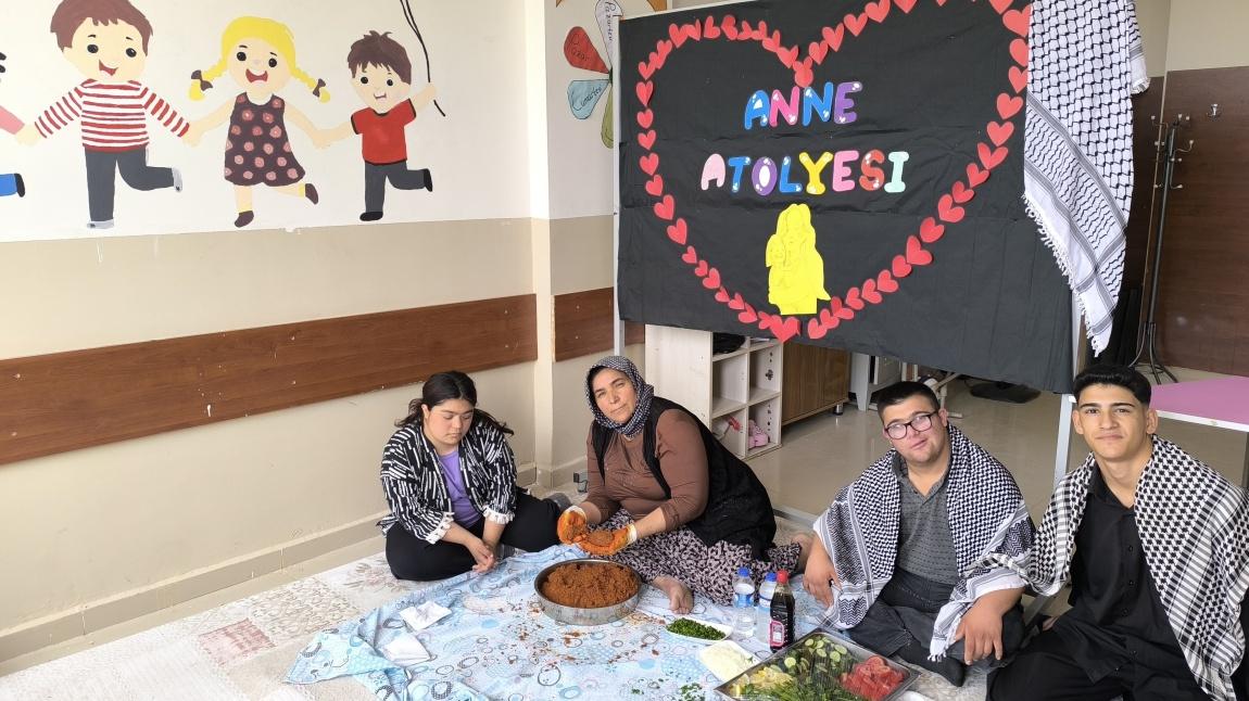 OKULUMUZDA ÖZEL EĞİTİMLİ ÇOCUKLARIMIZLA ANNE ATÖLYESİ YAPILDI